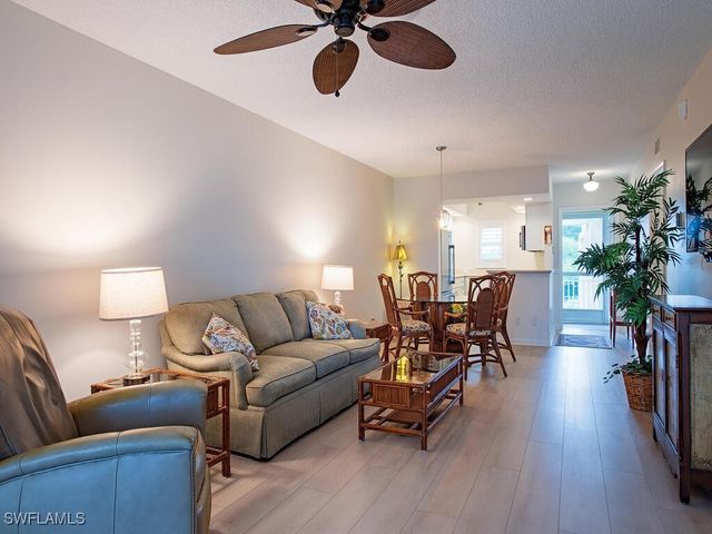 218 Banyan BLVD 218, Naples, FL 34102