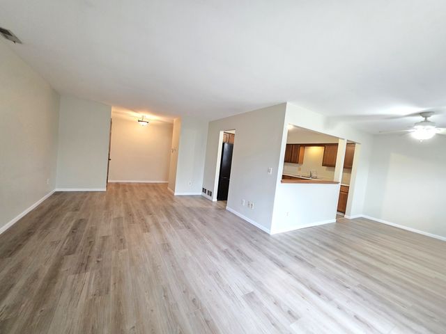 205 Auburn Court 205, St. Charles, IL 60174