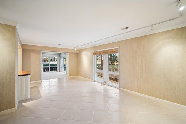 4004 Grand Avenue 103, Des Moines, IA 50312