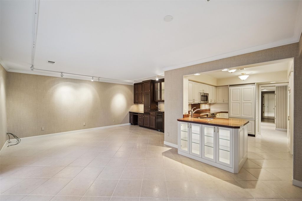 4004 Grand Avenue 103, Des Moines, IA 50312