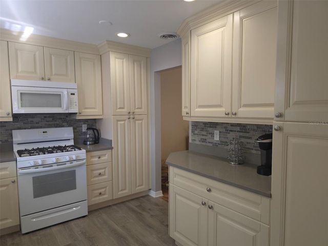 6080 80TH STREET N 102, St Petersburg, FL 33709