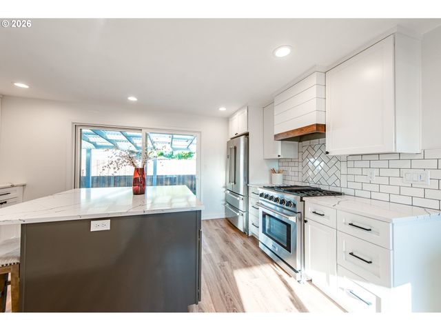 2615 3RD St, Springfield, OR 97477