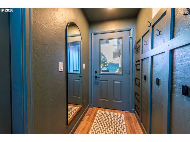 2615 3RD St, Springfield, OR 97477