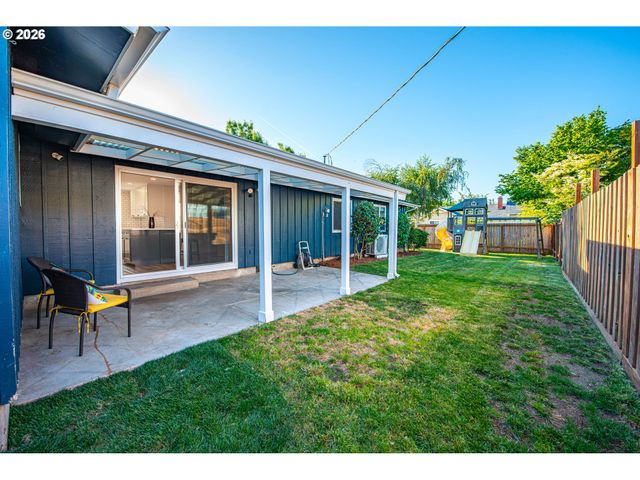 2615 3RD St, Springfield, OR 97477