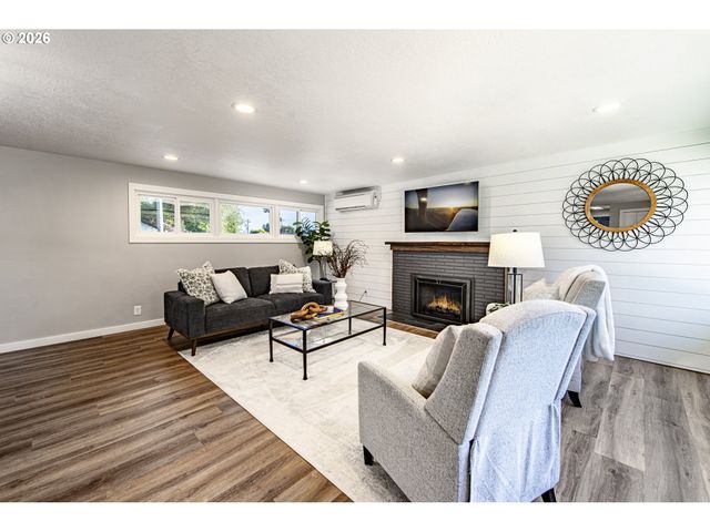 2615 3RD St, Springfield, OR 97477