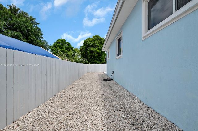 939 Plantation Rd, Key Largo, FL 33037