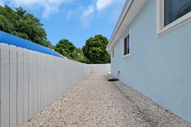 939 Plantation Rd, Key Largo, FL 33037