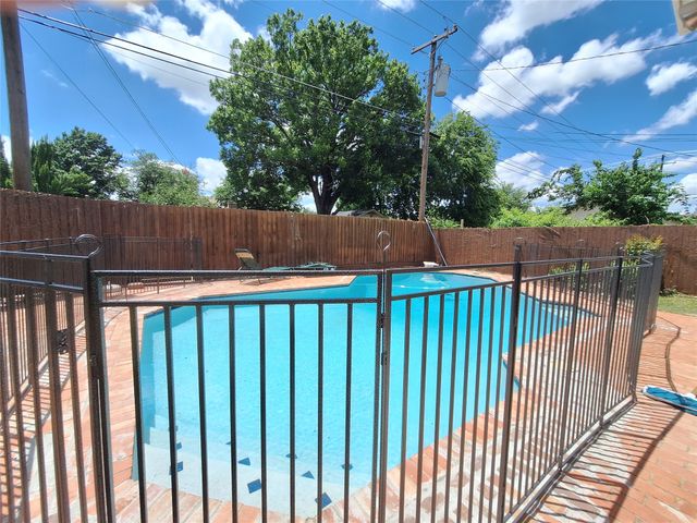 1113 Crest Park Drive, Garland, TX 75042