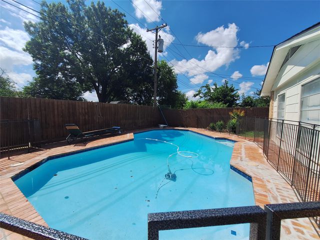 1113 Crest Park Drive, Garland, TX 75042