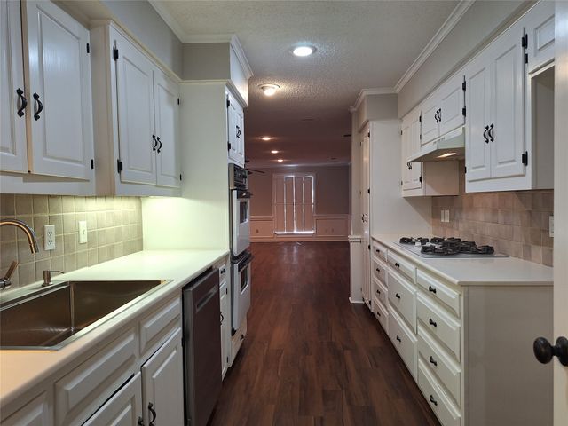 1113 Crest Park Drive, Garland, TX 75042