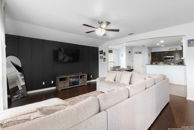 4719 Badland Beacon, Converse, TX 78109