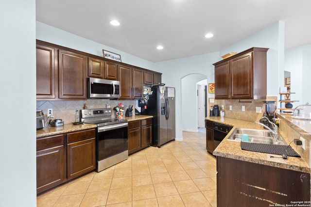 4719 Badland Beacon, Converse, TX 78109