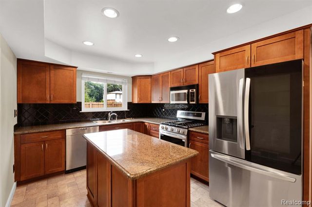 32930 Coventry Place, Warren, MI 48093