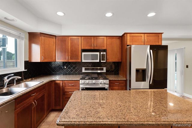 32930 Coventry Place, Warren, MI 48093