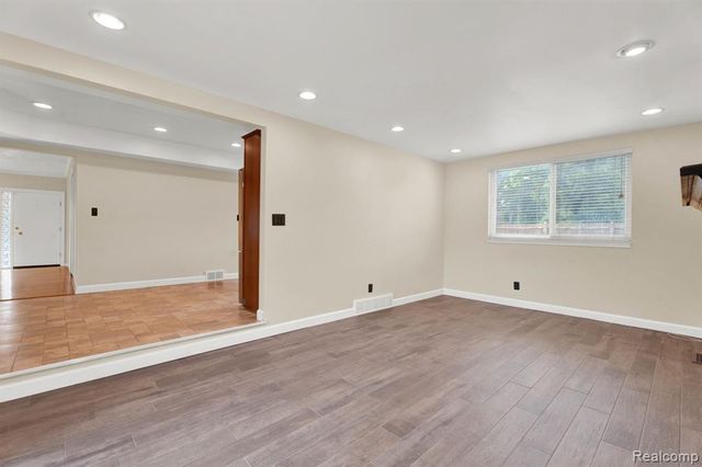 32930 Coventry Place, Warren, MI 48093