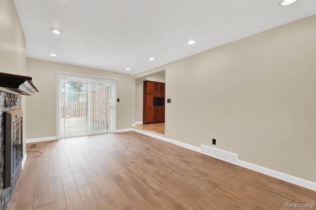 32930 Coventry Place, Warren, MI 48093