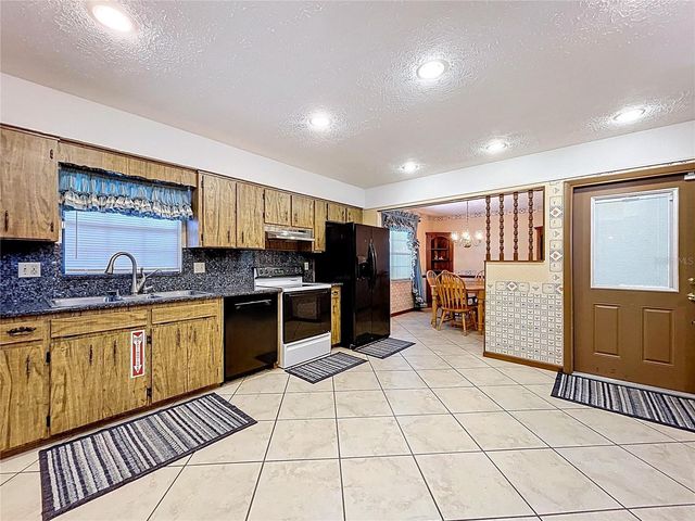 9471 MCINTOSH ROAD, Dover, FL 33527