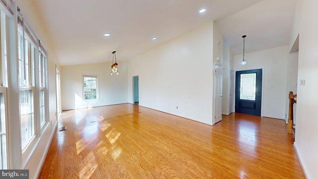 12043 STONEFORD DR, Woodbridge, VA 22192