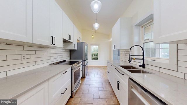 12043 STONEFORD DR, Woodbridge, VA 22192