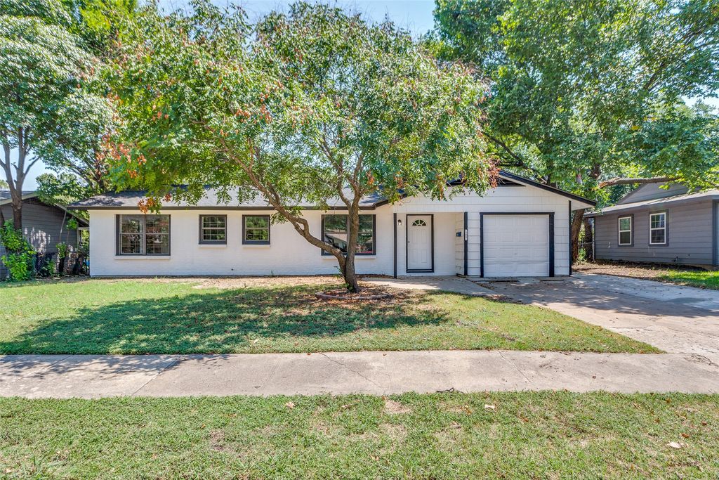 109 SW Moody Street, Burleson, TX 76028