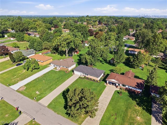 567 Twilight Drive, Seven Hills, OH 44131