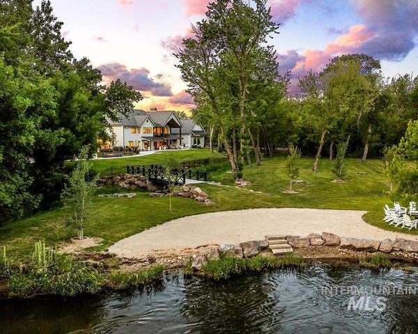 827 S Hidden Creek Ln, Eagle, ID 83616