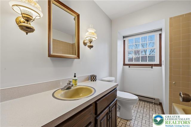 2205 Meadow Lane Drive, Forks Twp, PA 18040