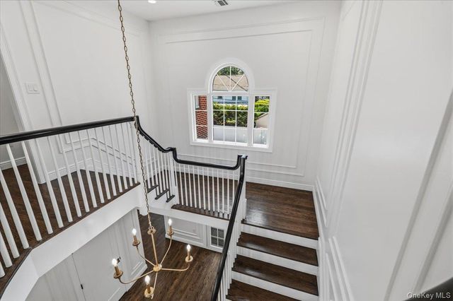 300 Demott Avenue, Rockville Centre, NY 11570