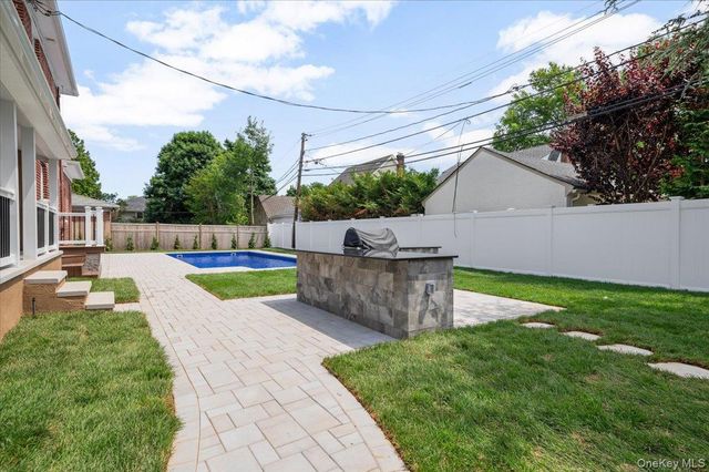 300 Demott Avenue, Rockville Centre, NY 11570