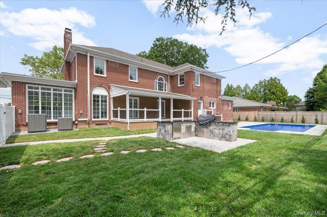 300 Demott Avenue, Rockville Centre, NY 11570