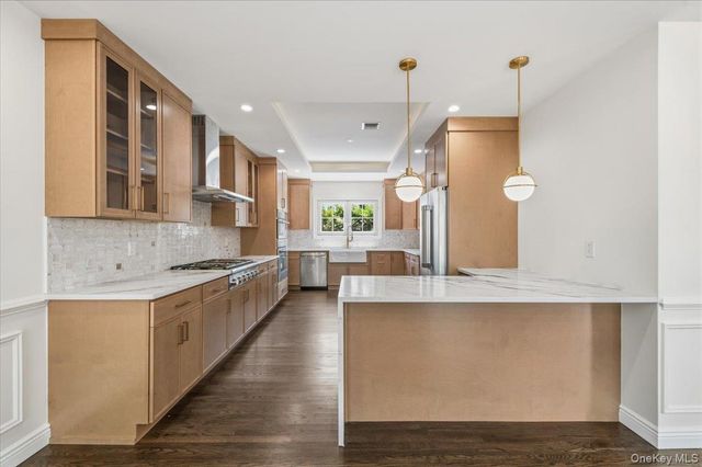 300 Demott Avenue, Rockville Centre, NY 11570