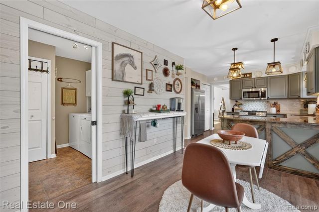 564 Dorchester Way, Milford, MI 48381