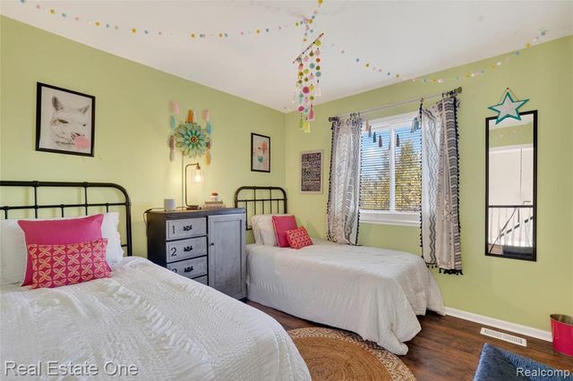 564 Dorchester Way, Milford, MI 48381