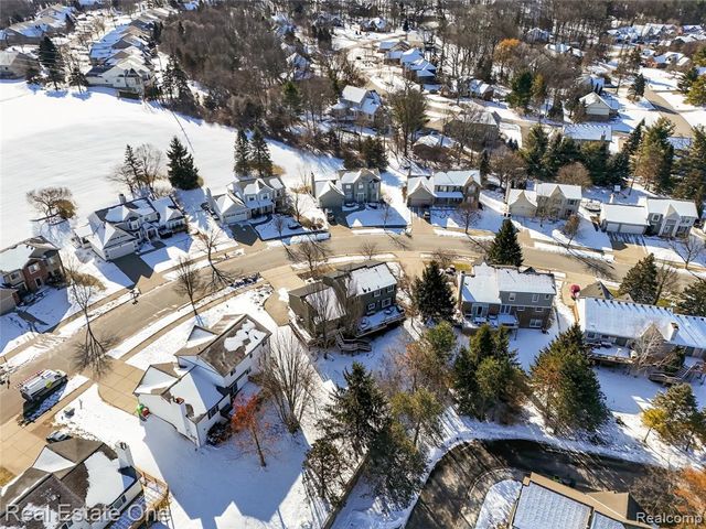 564 Dorchester Way, Milford, MI 48381