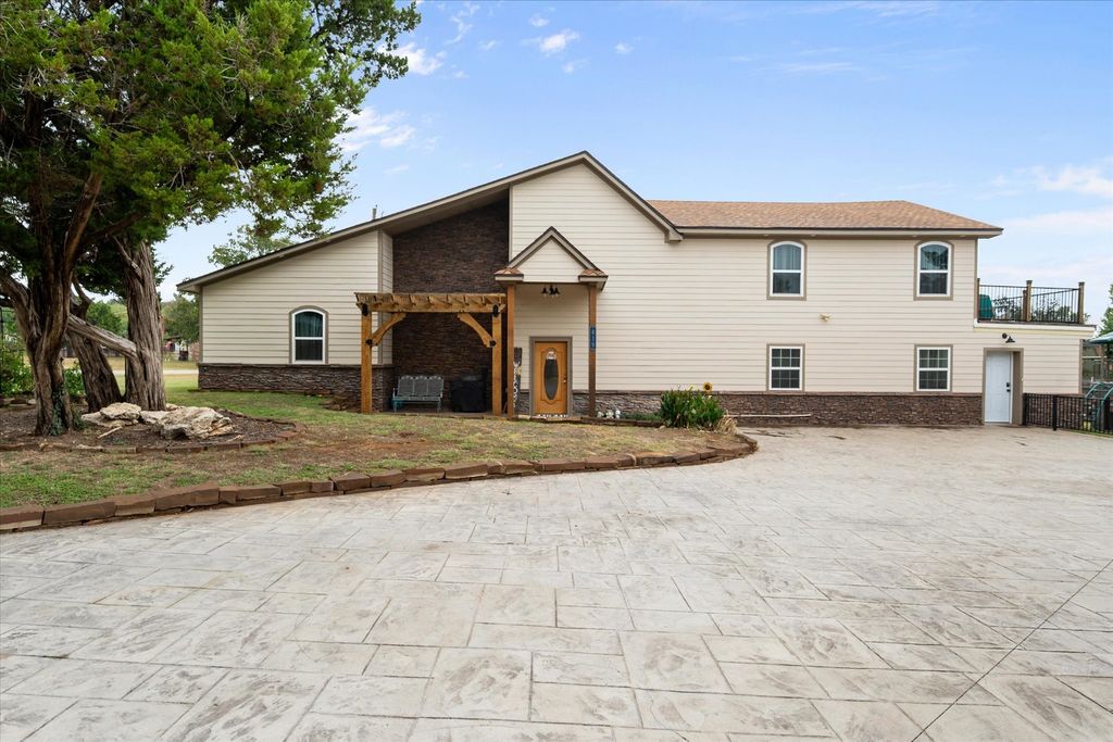 419 Sky Harbour Court, Granbury, TX 76049