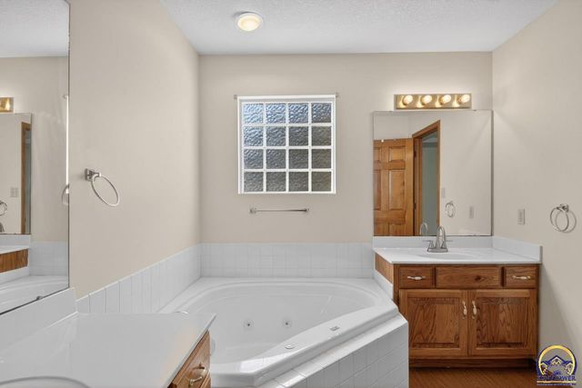2217 SW Pondview DR, Topeka, KS 66614