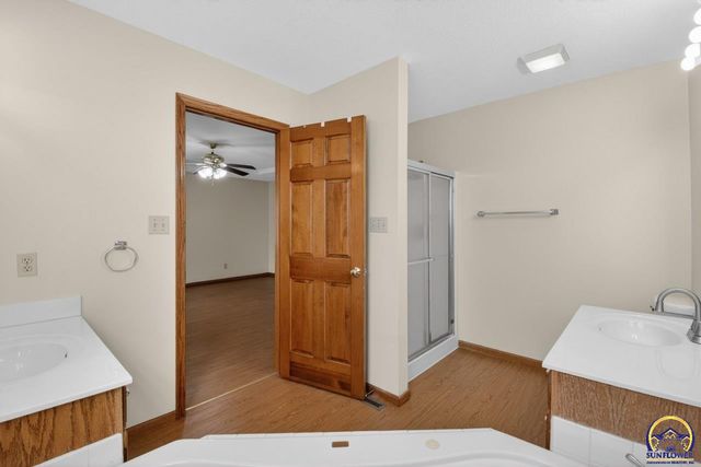 2217 SW Pondview DR, Topeka, KS 66614