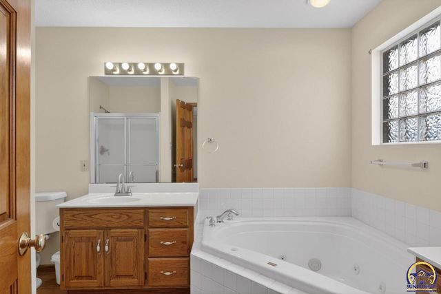 2217 SW Pondview DR, Topeka, KS 66614