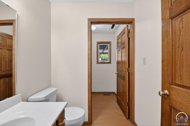 2217 SW Pondview DR, Topeka, KS 66614