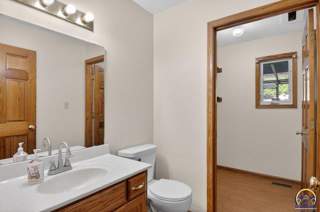 2217 SW Pondview DR, Topeka, KS 66614