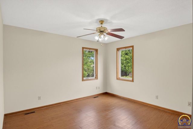 2217 SW Pondview DR, Topeka, KS 66614