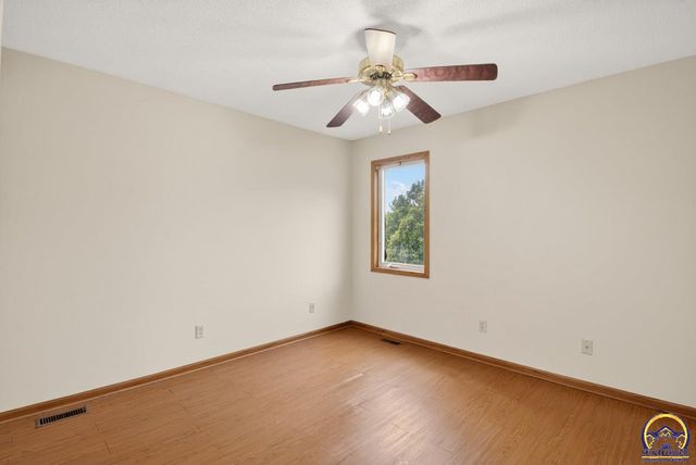 2217 SW Pondview DR, Topeka, KS 66614