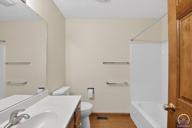 2217 SW Pondview DR, Topeka, KS 66614