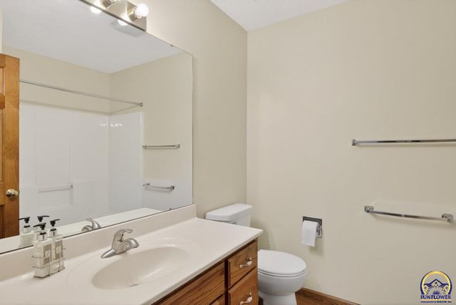 2217 SW Pondview DR, Topeka, KS 66614