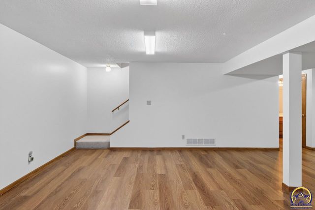 2217 SW Pondview DR, Topeka, KS 66614