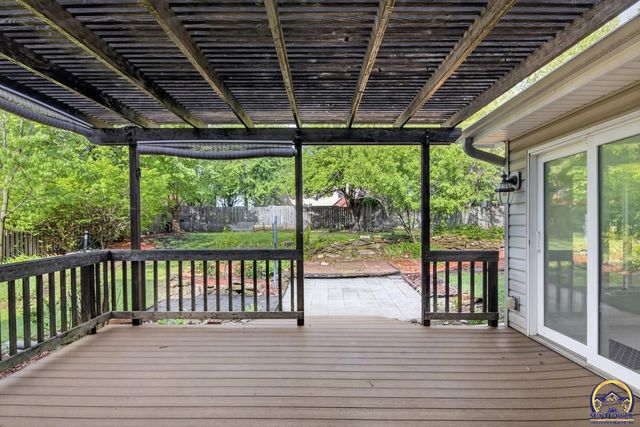 2217 SW Pondview DR, Topeka, KS 66614