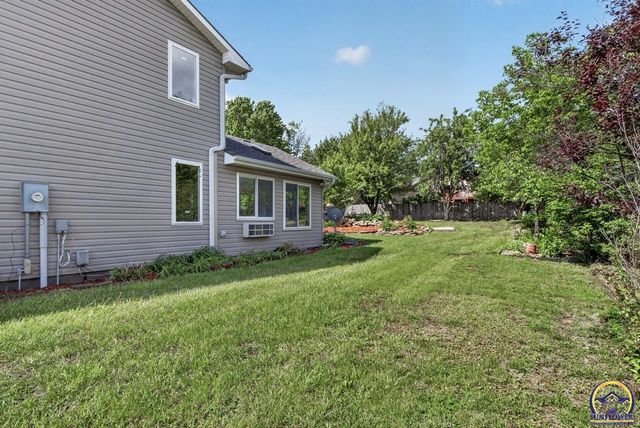 2217 SW Pondview DR, Topeka, KS 66614