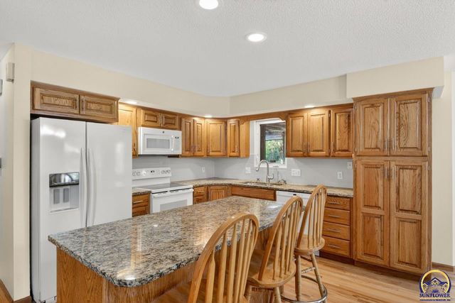 2217 SW Pondview DR, Topeka, KS 66614