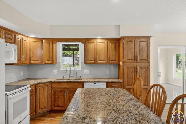 2217 SW Pondview DR, Topeka, KS 66614