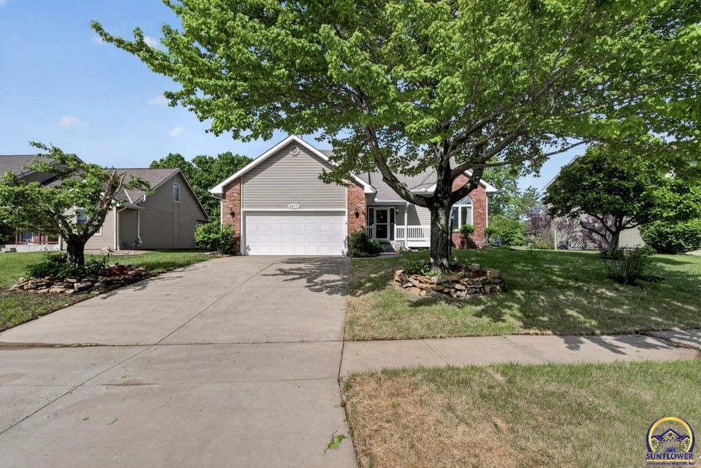 2217 SW Pondview DR, Topeka, KS 66614